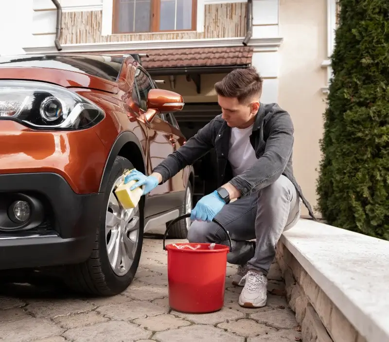 Lavage auto à domicile Martigné-sur-Mayenne : professionnel intervenant sur un véhicule